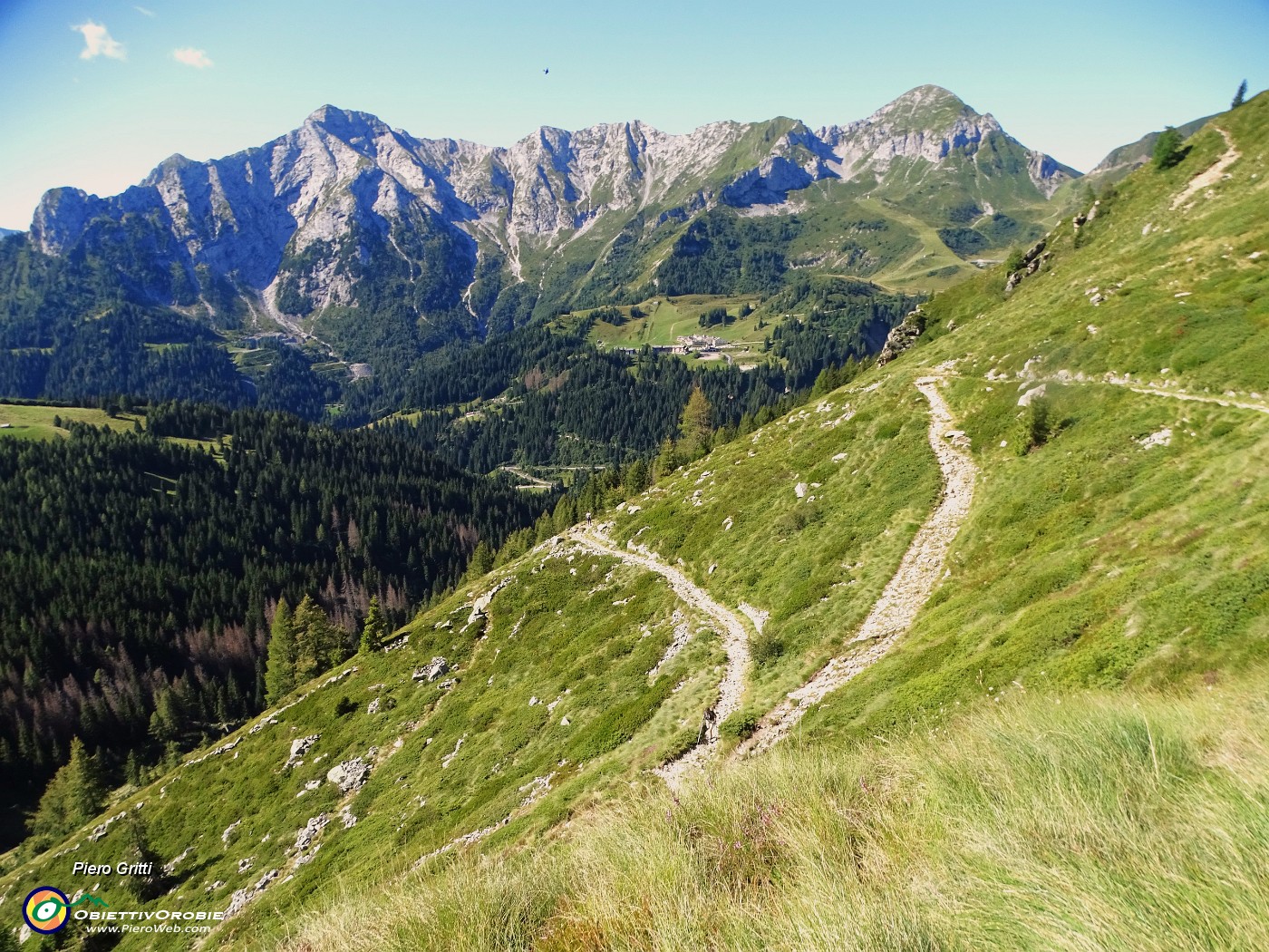 15 Il sent. 101, vecchia strada militare a tornanti per il Passo di Tartano.JPG